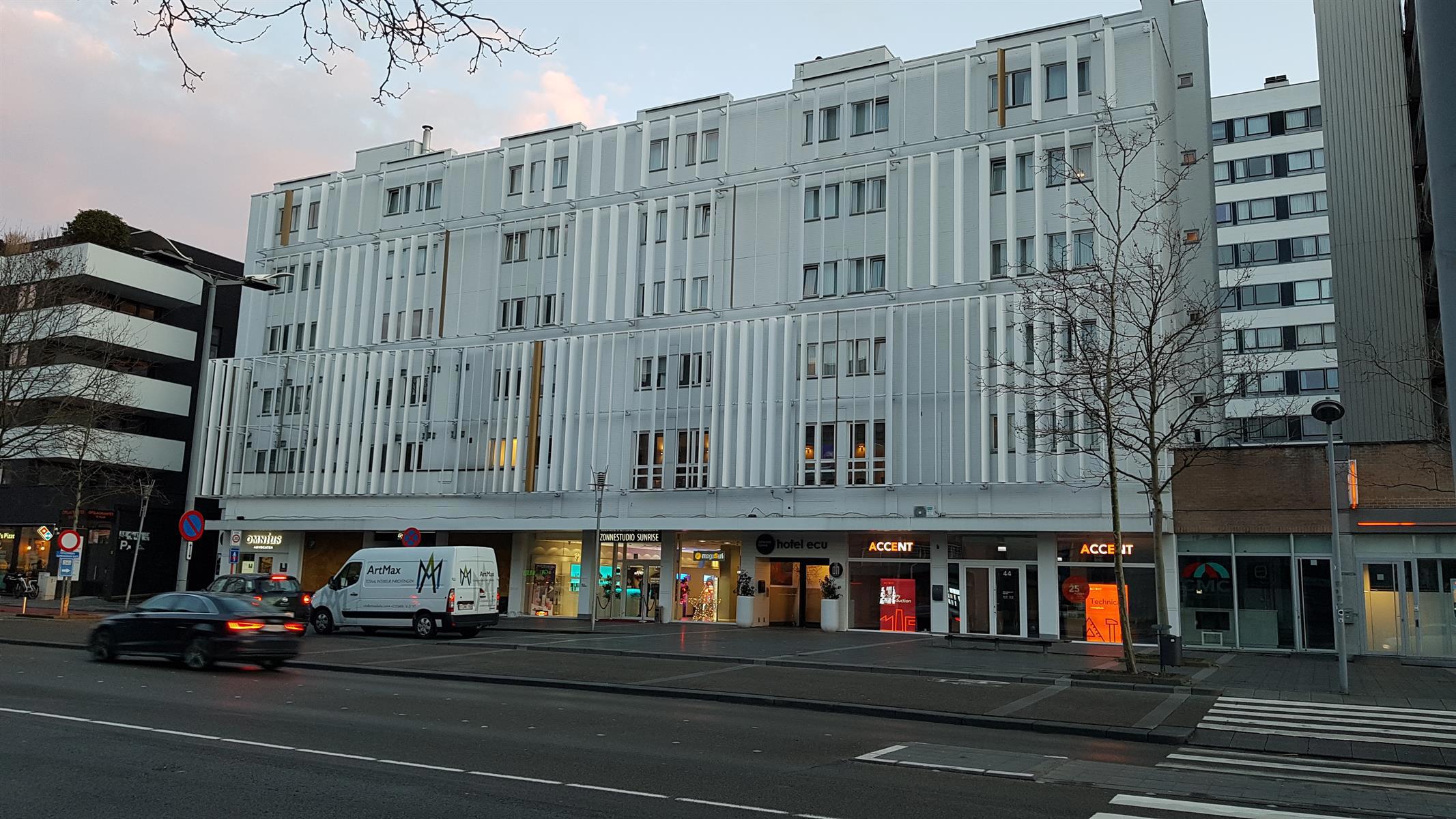 Top gelegen handelsruimte (650 m²) in het centrum van Genk foto {{pictureIndex}}