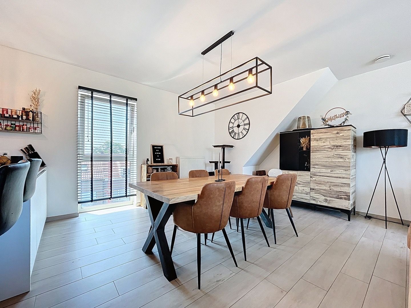 Penthouse te koop in Lint.  Modern wonen met een vleugje rust in de Zuidrand van Antwerpen! foto {{pictureIndex}}