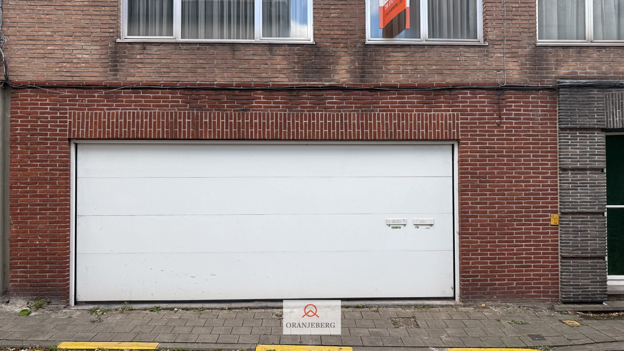 te huur : grote garage voor minimum 2 wagens foto {{pictureIndex}}