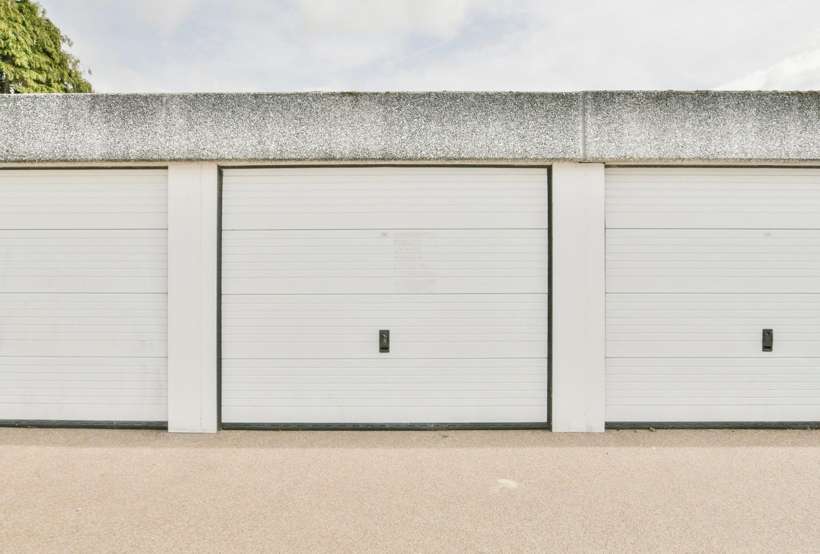 Garagebox in afgesloten complex te Oostende foto {{pictureIndex}}