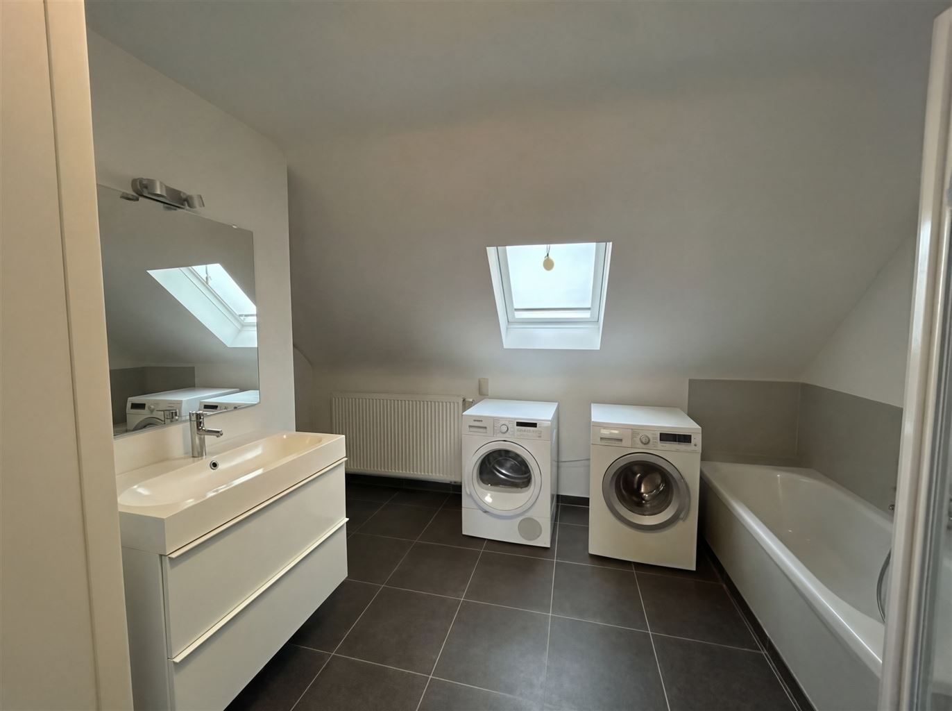 Gezellige stadswoning met 2 slaapkamers en koer, in het centrum van Maaseik. foto 10