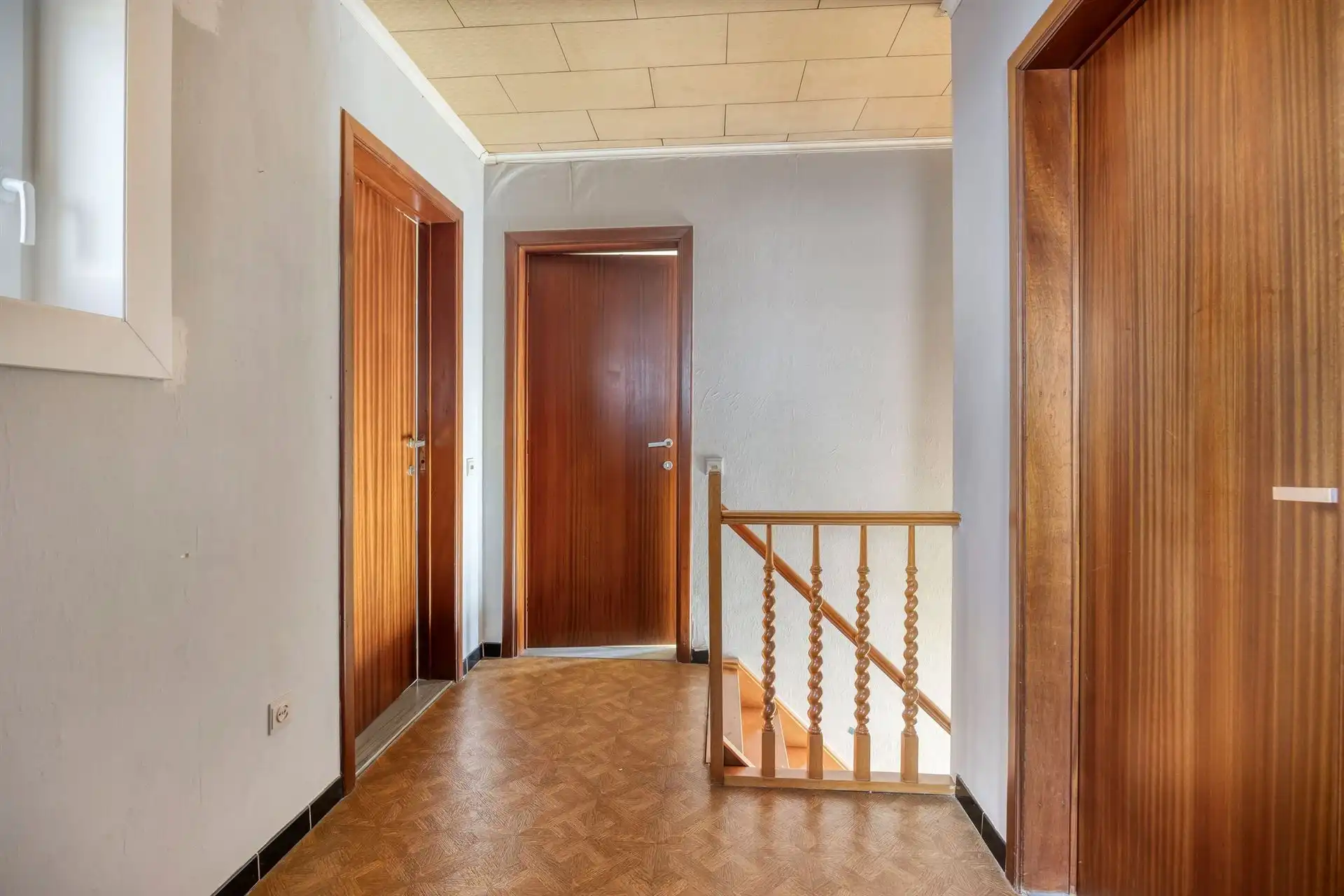 Woning met 3 slaapkamers, terras en 7 garages.  foto 9