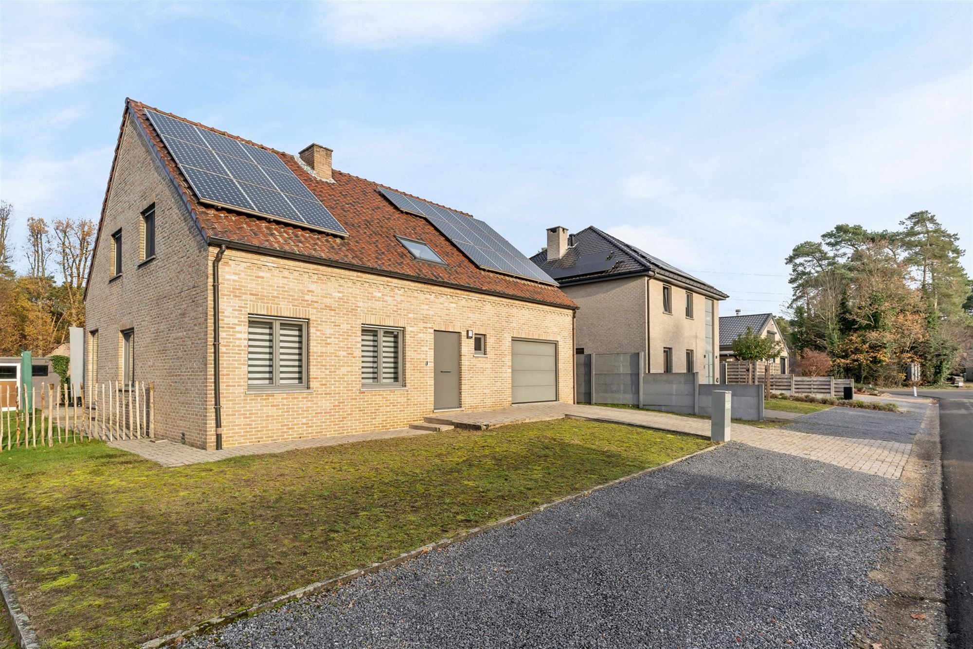 MOOI GERENOVEERDE WONING MET 4 SLAAPKAMERS OP RUSTIGE LIGGING VLAKBIJ KOERSEL CENTRUM foto {{pictureIndex}}
