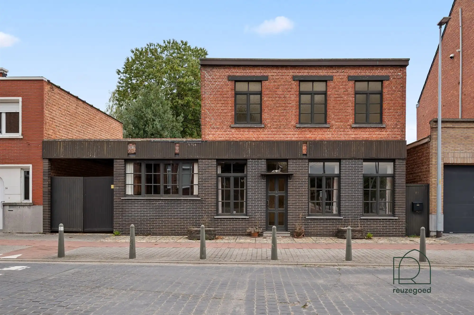 Hoofdfoto van de publicatie: Ruime woning met authentieke charme, bijgebouwen en tal van mogelijkheden in Hombeek