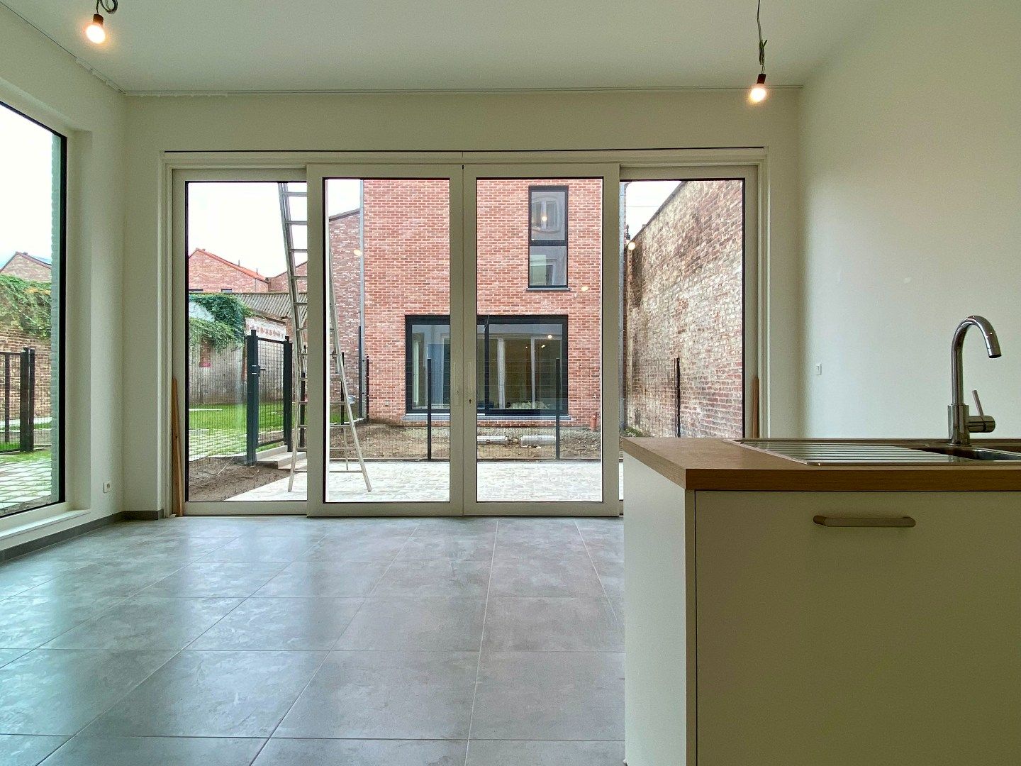 Nieuwbouw appartement in centrum Kortrijk met tuin/terras en 1 slaapkamer foto {{pictureIndex}}