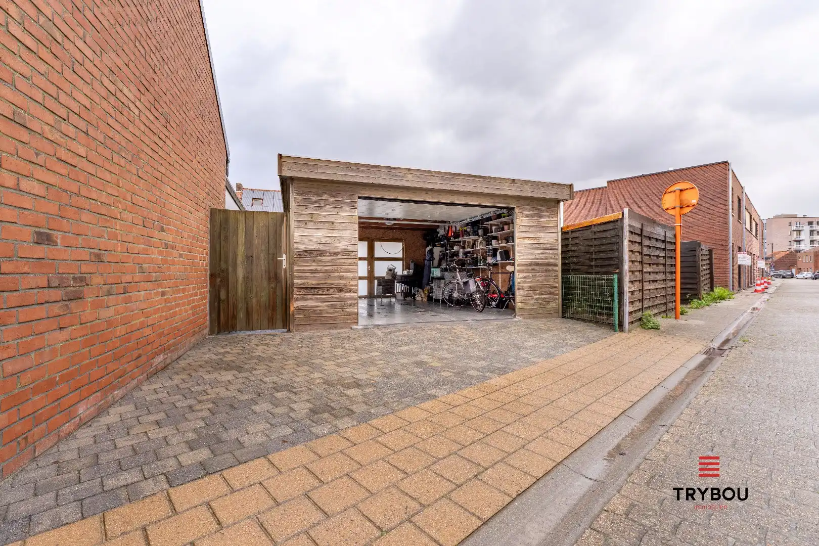 Gezinswoning met tuin, garage én uitweg in hartje Ieper foto 12