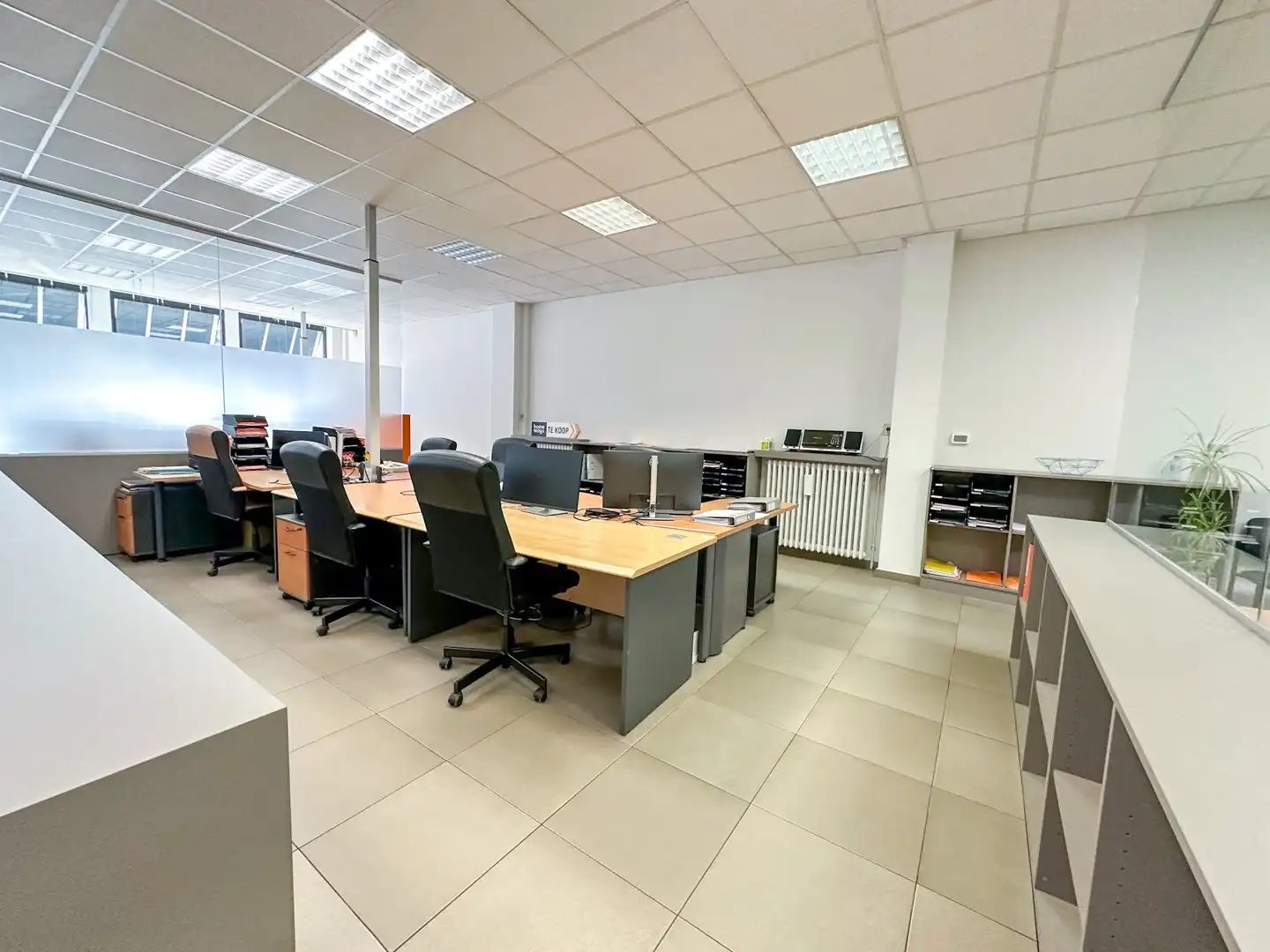 Commercieel gelijkvloers met grote zichtbaarheid en parking in centrum! foto 7