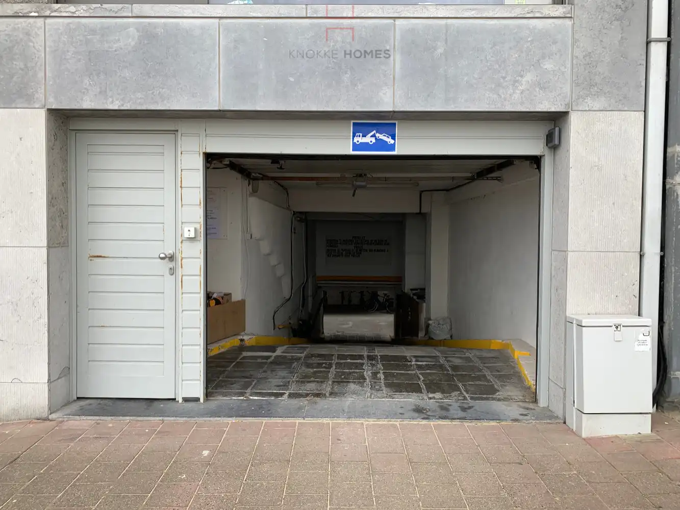 Gesloten garagebox gelegen op de zeedijk van Duinbergen. foto 2