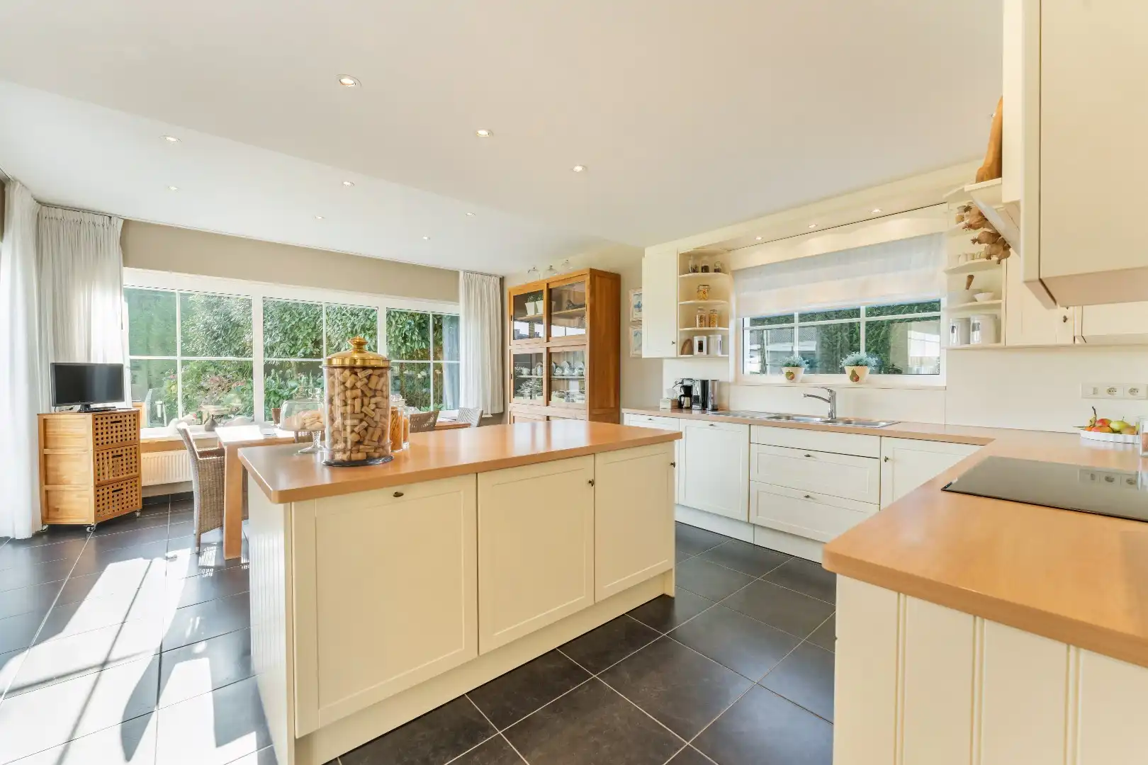 Luxueuze villa met zwembad en absolute privacy op riant perceel foto 12