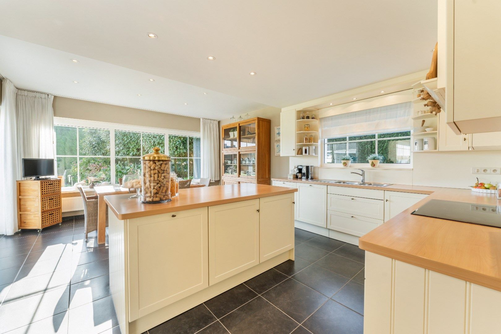 Luxueuze villa met zwembad en absolute privacy op riant perceel foto 12