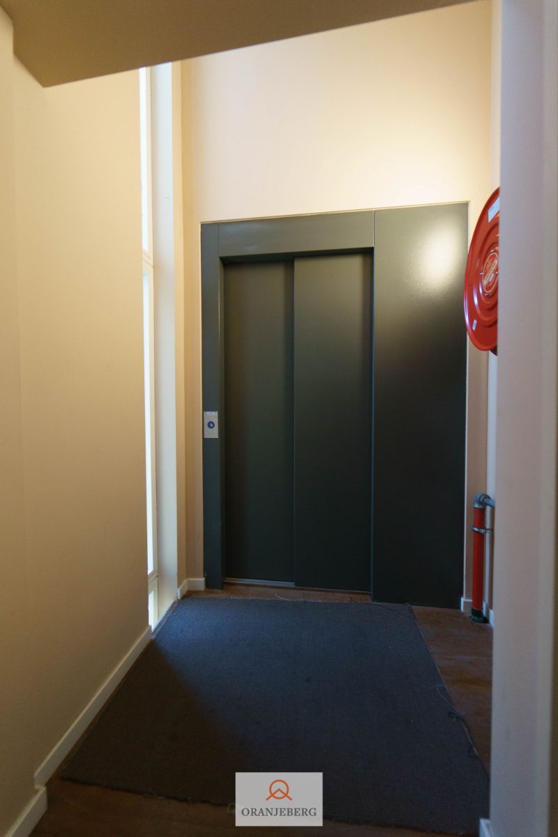 Centraal gelegen 2 slaapkamer-appartement met zicht op de Coupure! foto 4