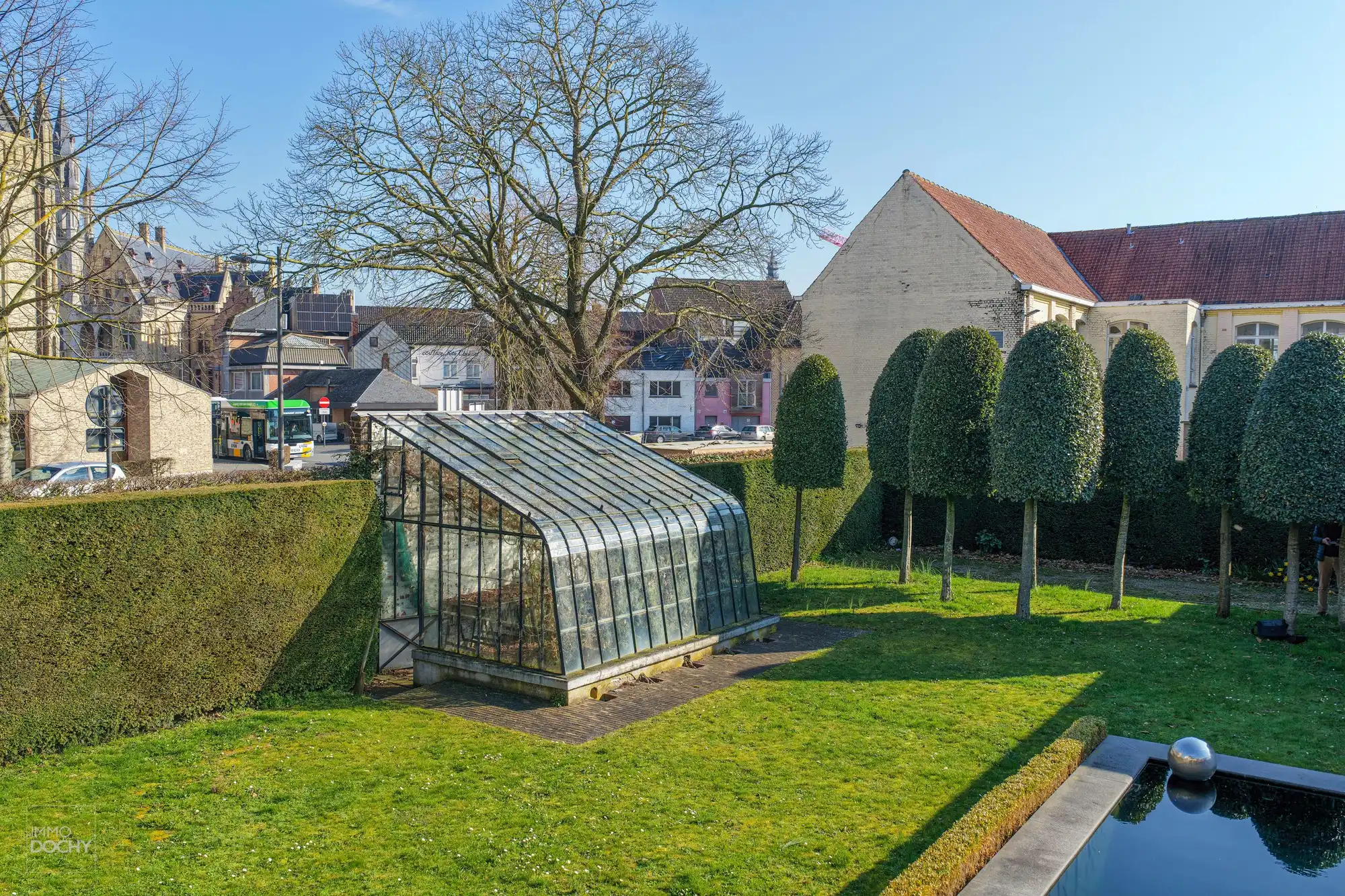 Heel ruime stadswoning met kantoren en tuin foto 16