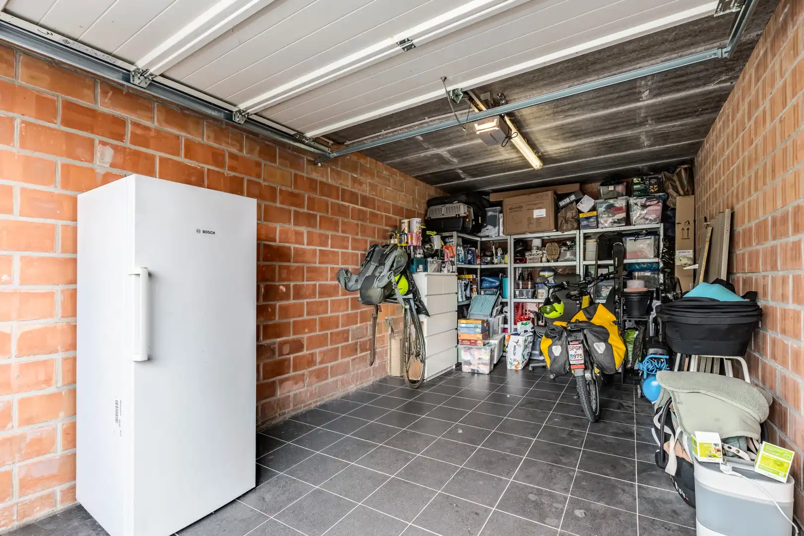 Ruime garage van 20 m² met automatische poort in centrum Keiem foto 2