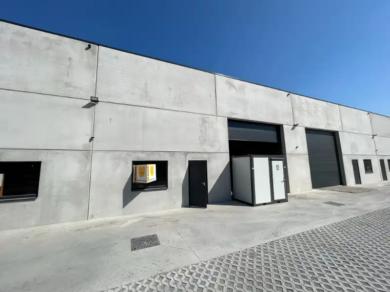 Recente KMO-unit van 234 m² op toplocatie te Sint-Gillis-Waas foto {{pictureIndex}}