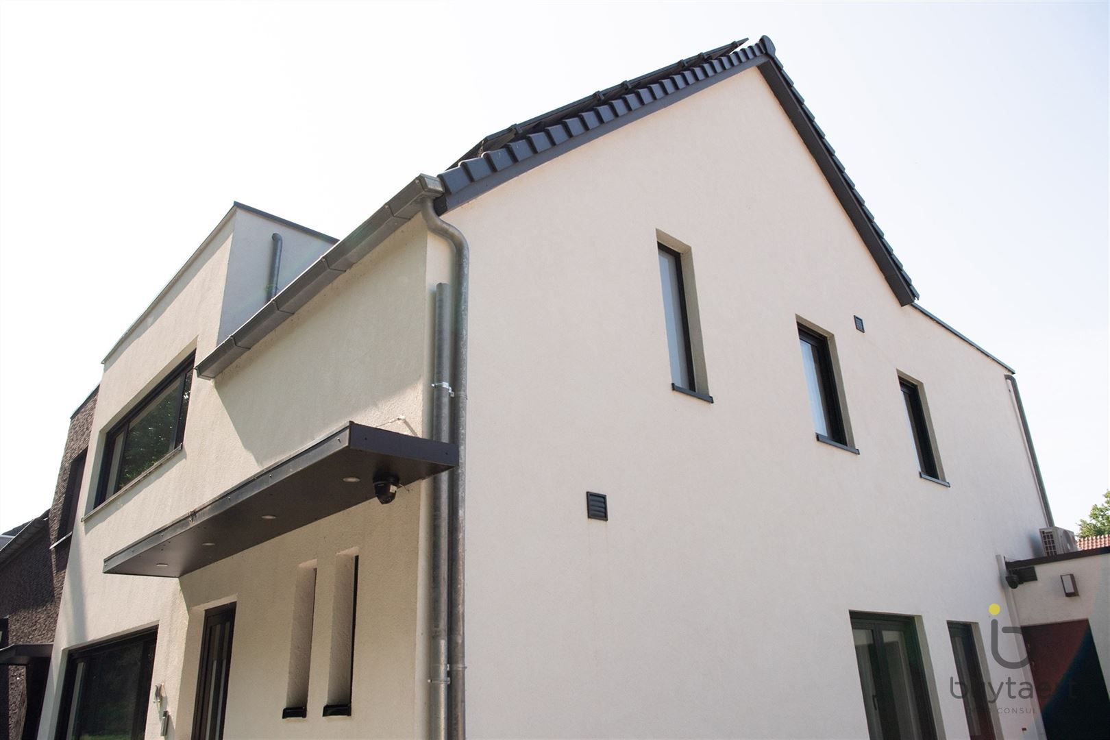 Volledig gerenoveerde woning met 4 slaapkamers. foto 35
