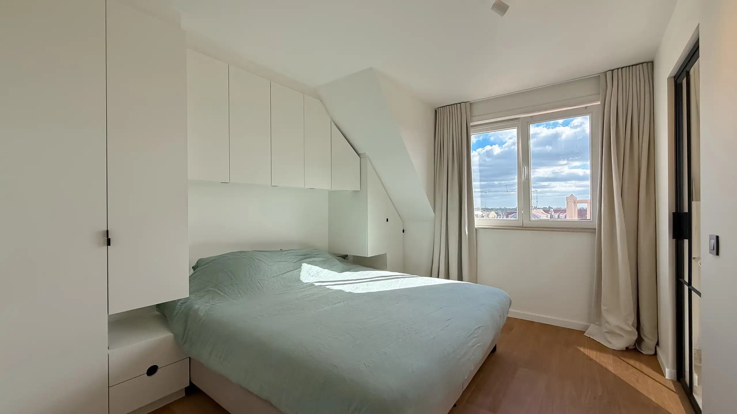 Stijlvol gerenoveerd duplexappartement / centrum van Knokke. foto 21