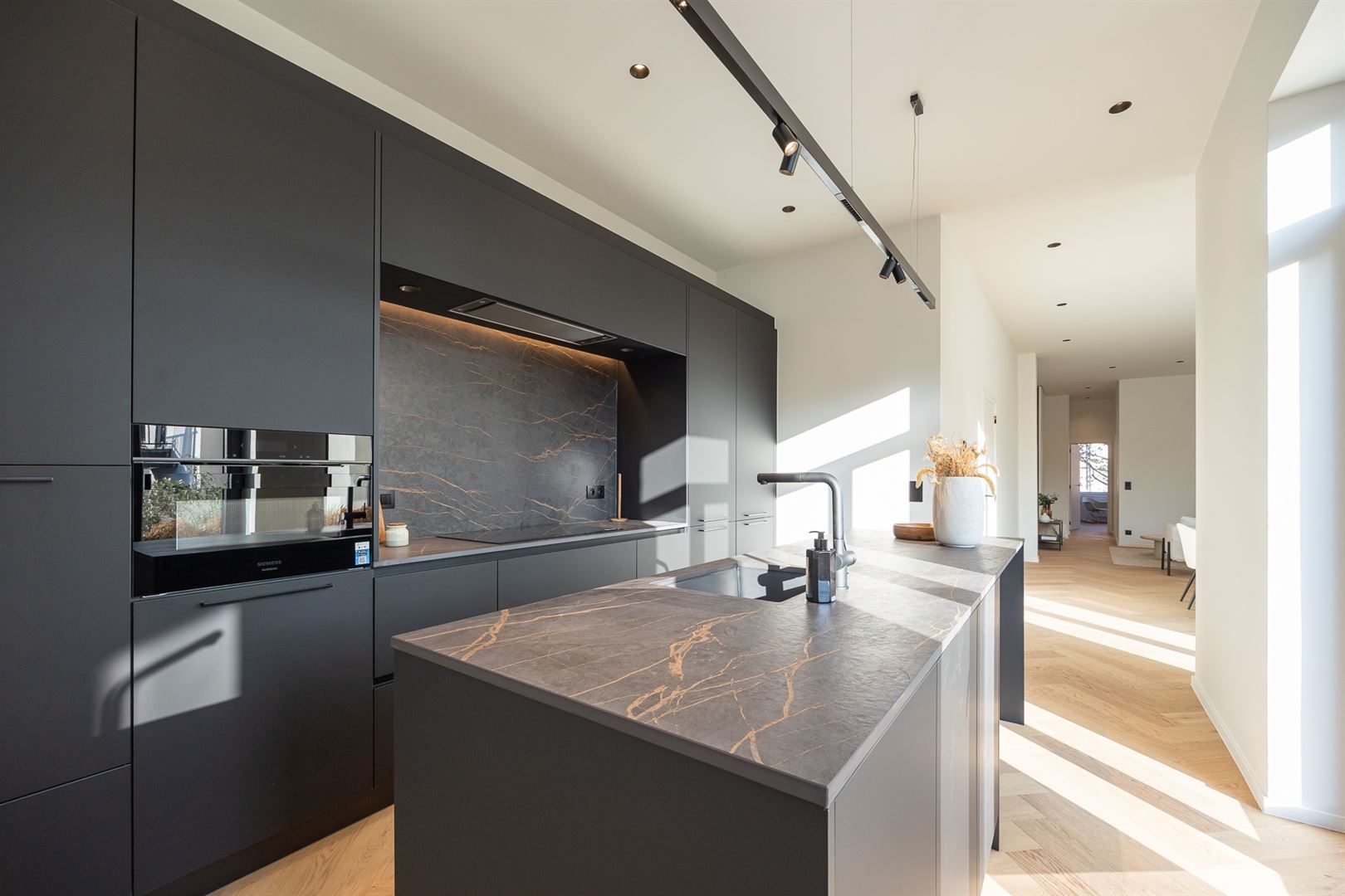 Gerenoveerd appartement met luxe-afwerking en topterras foto 10