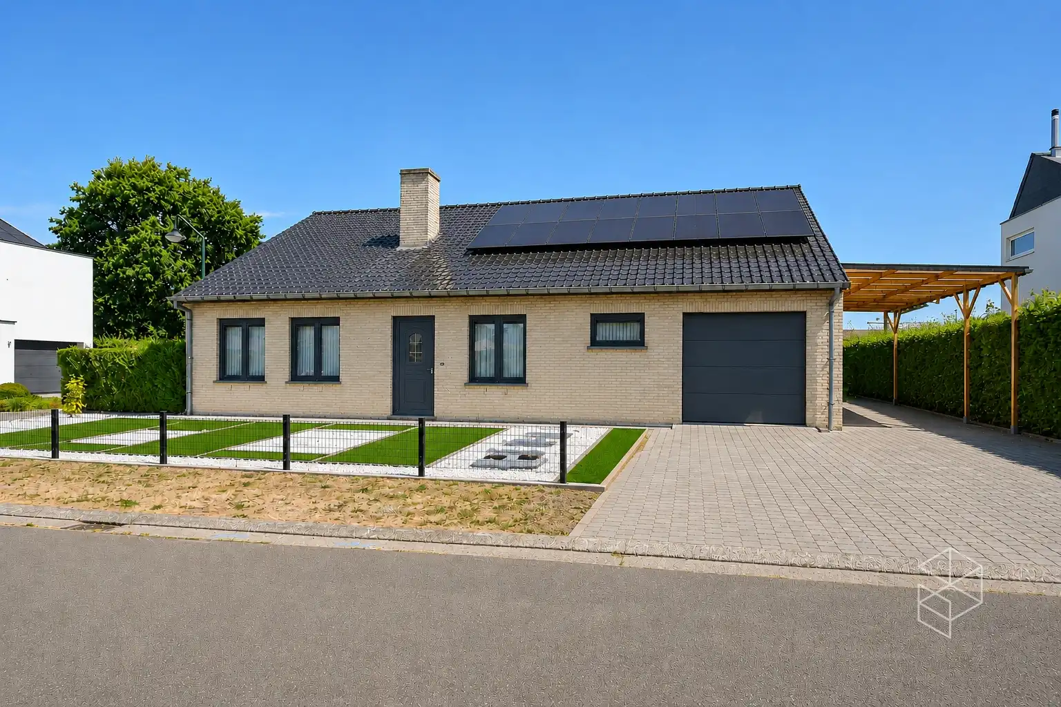 UITSTEKEND GELEGEN WONING (BJ2006) met 3 SLPK en TUIN foto {{pictureIndex}}