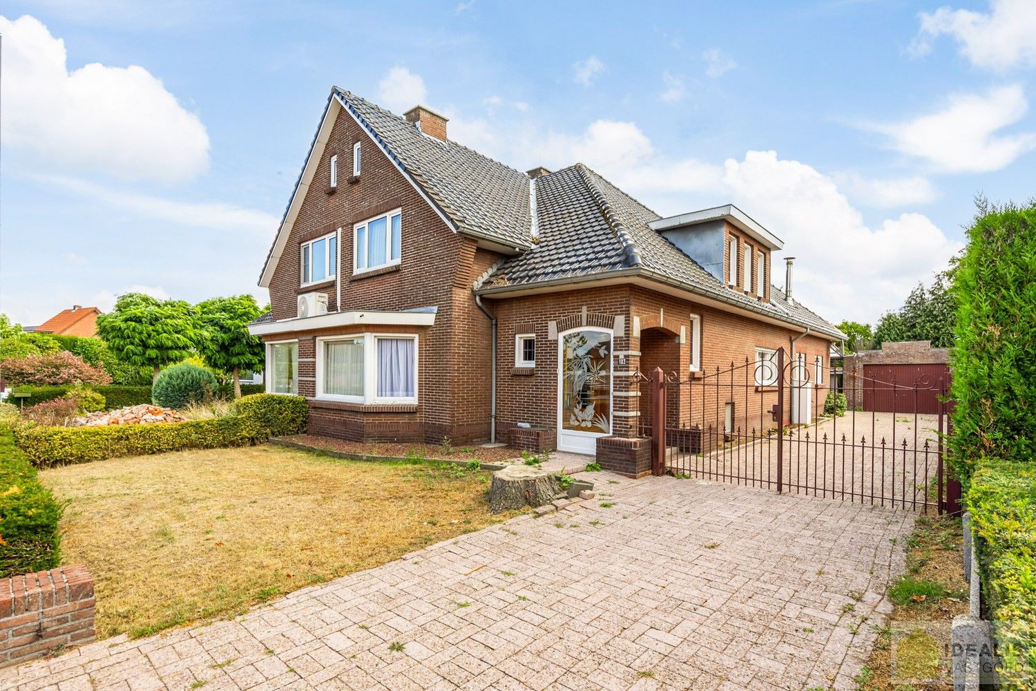 IDEALIS VASTGOED - Aangename karakterwoning op fijne locatie te Pelt. Deze woning omvat maar liefst +-143m² netto bewoonbare oppervlakte op een perceel van 4a 53ca met een ruime woonkamer, maar liefst 3 slaapkamers, badkamer, wasplaats, veranda en garage vlakbij de dorpskern van Boseind! Uiterst geschikt voor kandidaten op zoek naar een betaalbare woning op te frissen naar eigen wens. foto 7