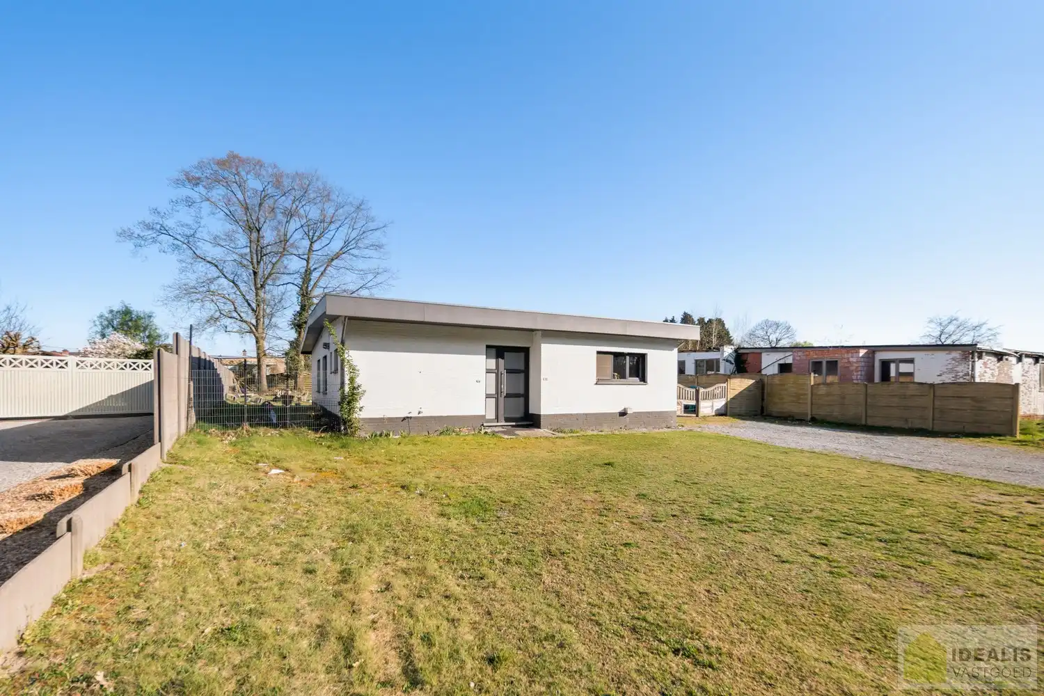 IDEALIS VASTGOED - CHARMANTE INSTAPKLARE GEZINSWONING MET EEN LICHTRIJKE LEEFRUIMTE, MODERNE OPEN KEUKEN MET KOOKEILAND, 3 RUIME SLAAPKAMERS EN BADKAMER. DE WONING IS GELEGEN OP EEN PRACHTIG PERCEEL VAN 12A 68CA! Deze knappe bungalow omvat een aangename 140m² bewoonbare oppervlakte met een lichtrijke woonkamer met aansluitend een moderne open keuken met kookeiland (voorzien van alle comfort), 3 ruime slaapkamers en een badkamer. De woning biedt verder een kelderverdieping en een zeer ruime tuin. Een unieke kans voor kandidaten op zoek naar een instapklaar huis voorzien van alle faciliteiten op een hele fijne locatie tussen de centra van Oudsbergen, Bree en Peer! foto 3