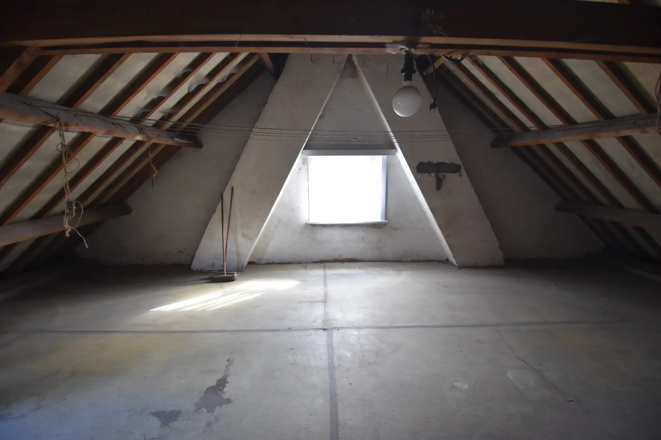Ben je op zoek naar een gezellige renovatiewoning met uitzonderlijk veel potentieel? foto {{pictureIndex}}