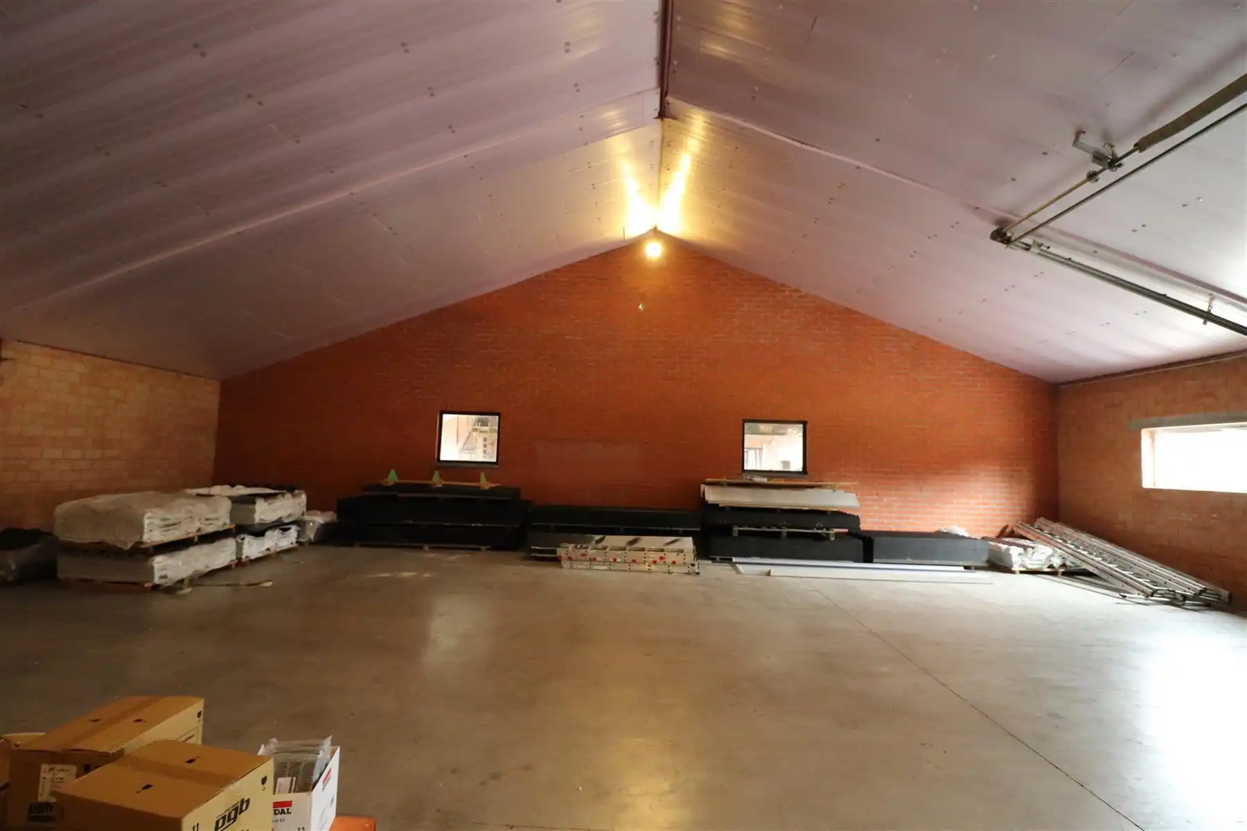 Opslagruimte van ong. 192 m², zijnde de linker opslagruimte achteraan gelegen. foto 9