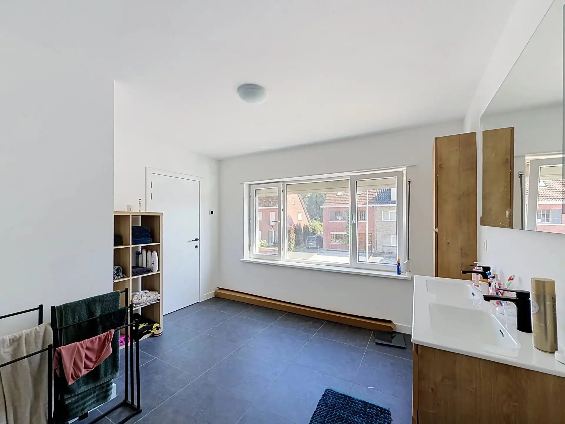 Volledig gerenoveerde woning met 4 slaapkamers op een groot perceel. foto 15