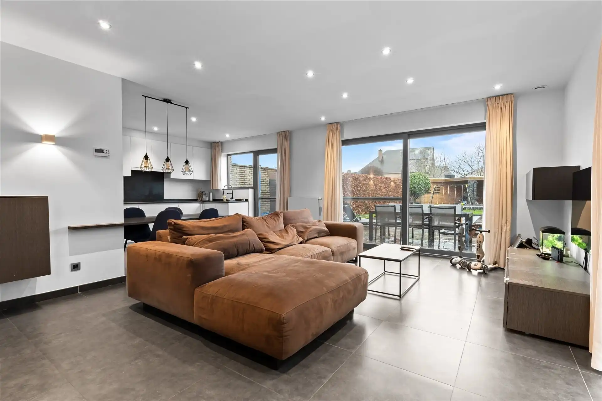 Recente halfopen bebouwing uit 2010, instapklaar met tuin en zwembad. foto 7