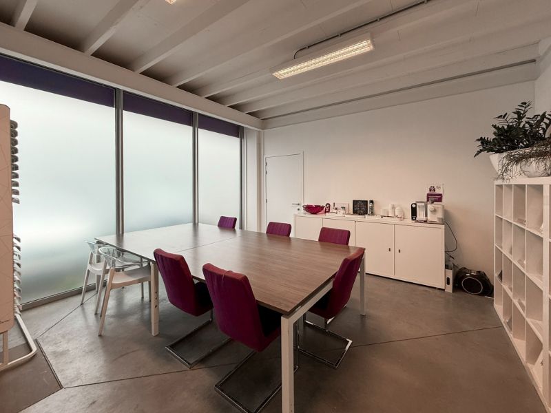 Modern bedrijfsgebouw met magazijn en kantoren foto 10