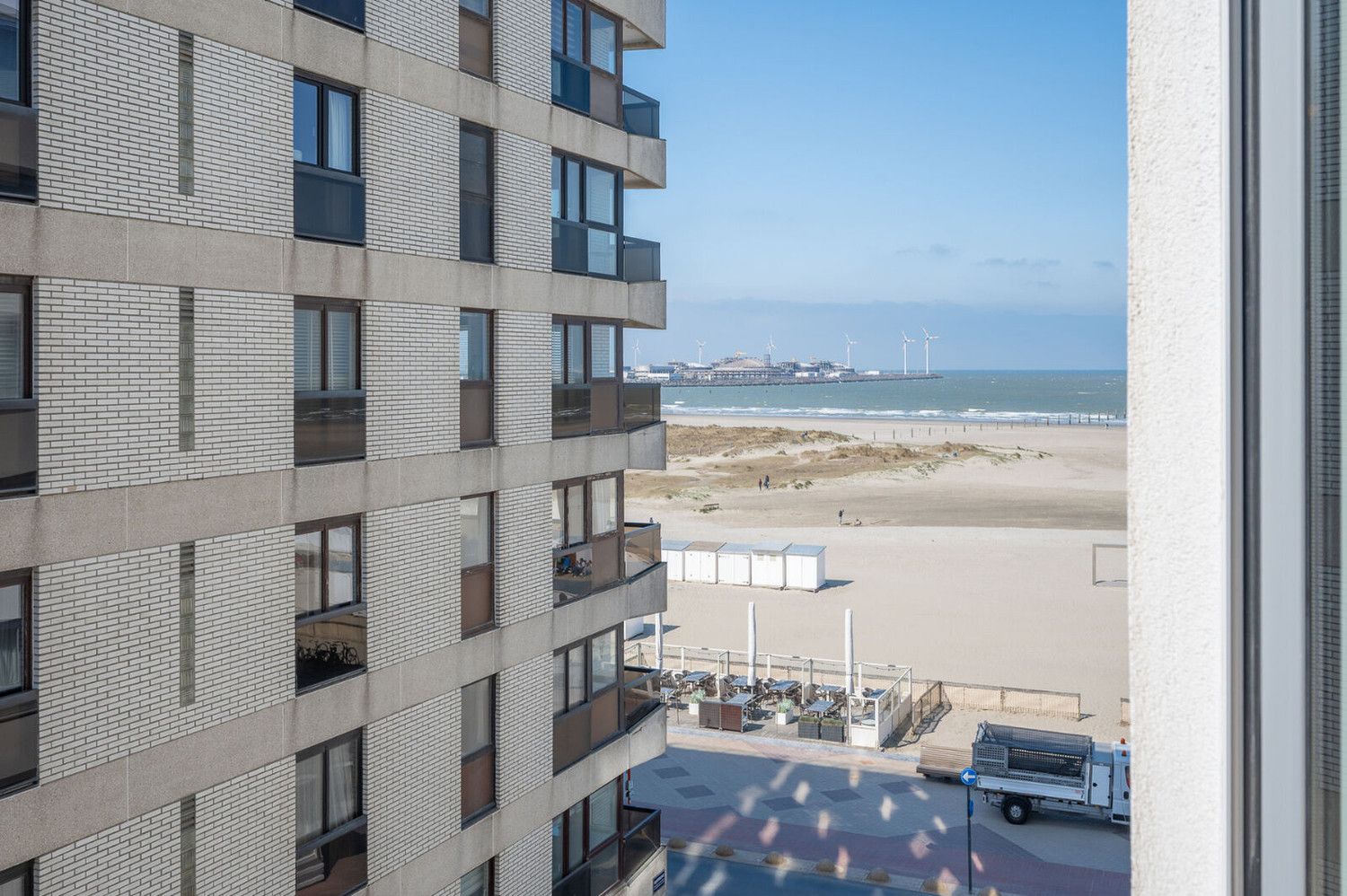 Instapklaar 2-slaapkamerappartement met zijdelings zeezicht te Heist foto 2