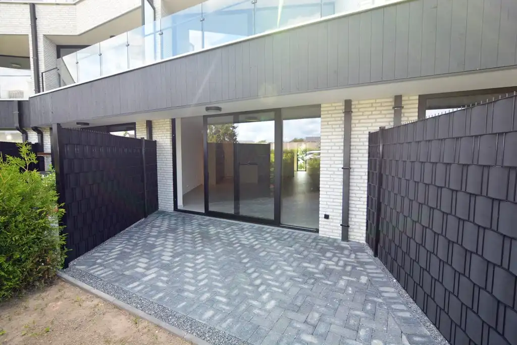 Gelijkvloers nieuwbouwappartement 124 m² met 2 slpk, tuintje en 2 autostandplaatsen. foto 2