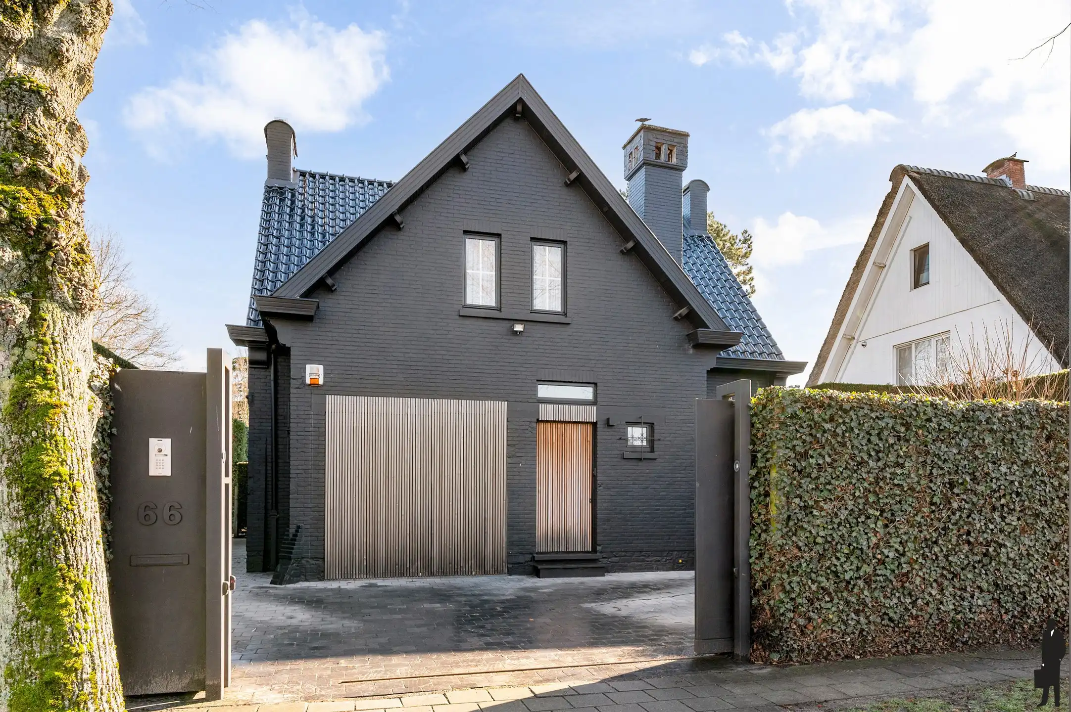 Hoofdfoto van de publicatie: Vrijstaande woning met zwembad in de begeerde St Lucaswijk!