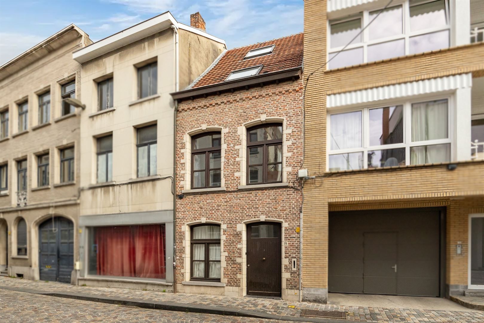 Prachtige rijwoning met veel potentieel! foto {{pictureIndex}}