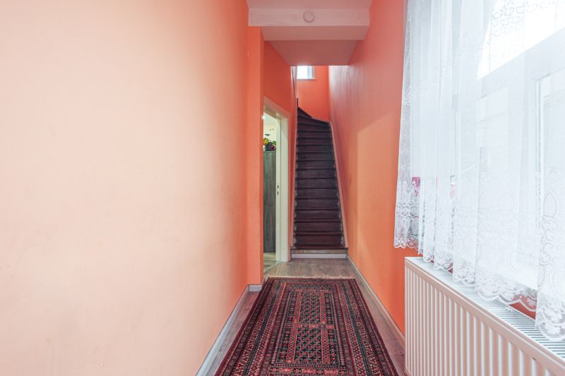 Halfopen woning met 4 slaapkamers en tuin (energielabel D), zij-uitweg voor fietsen... foto 5