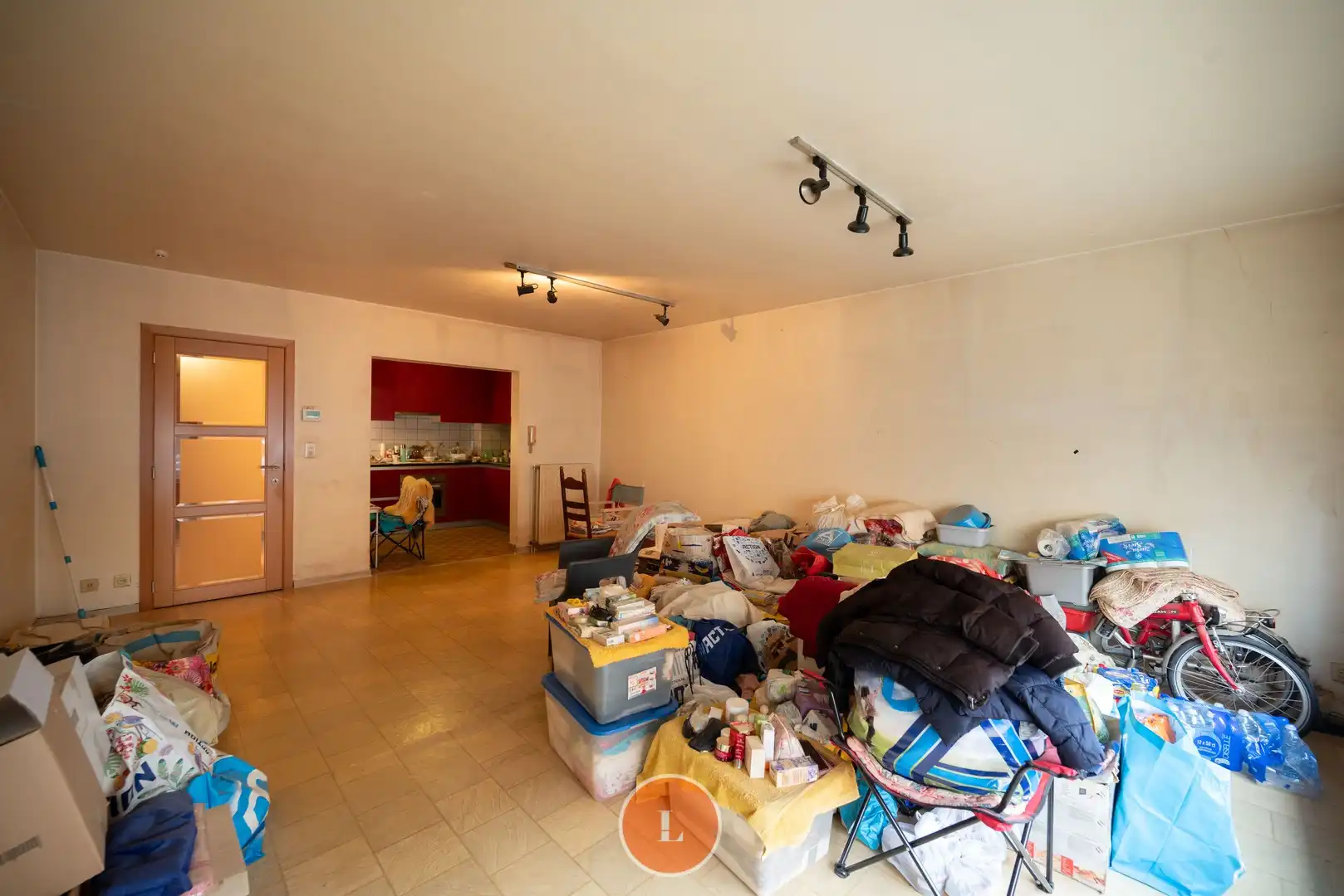 Opbrengsteigendom op het gelijkvloers 2 slaapkamer en garage in Roeselare. foto 2