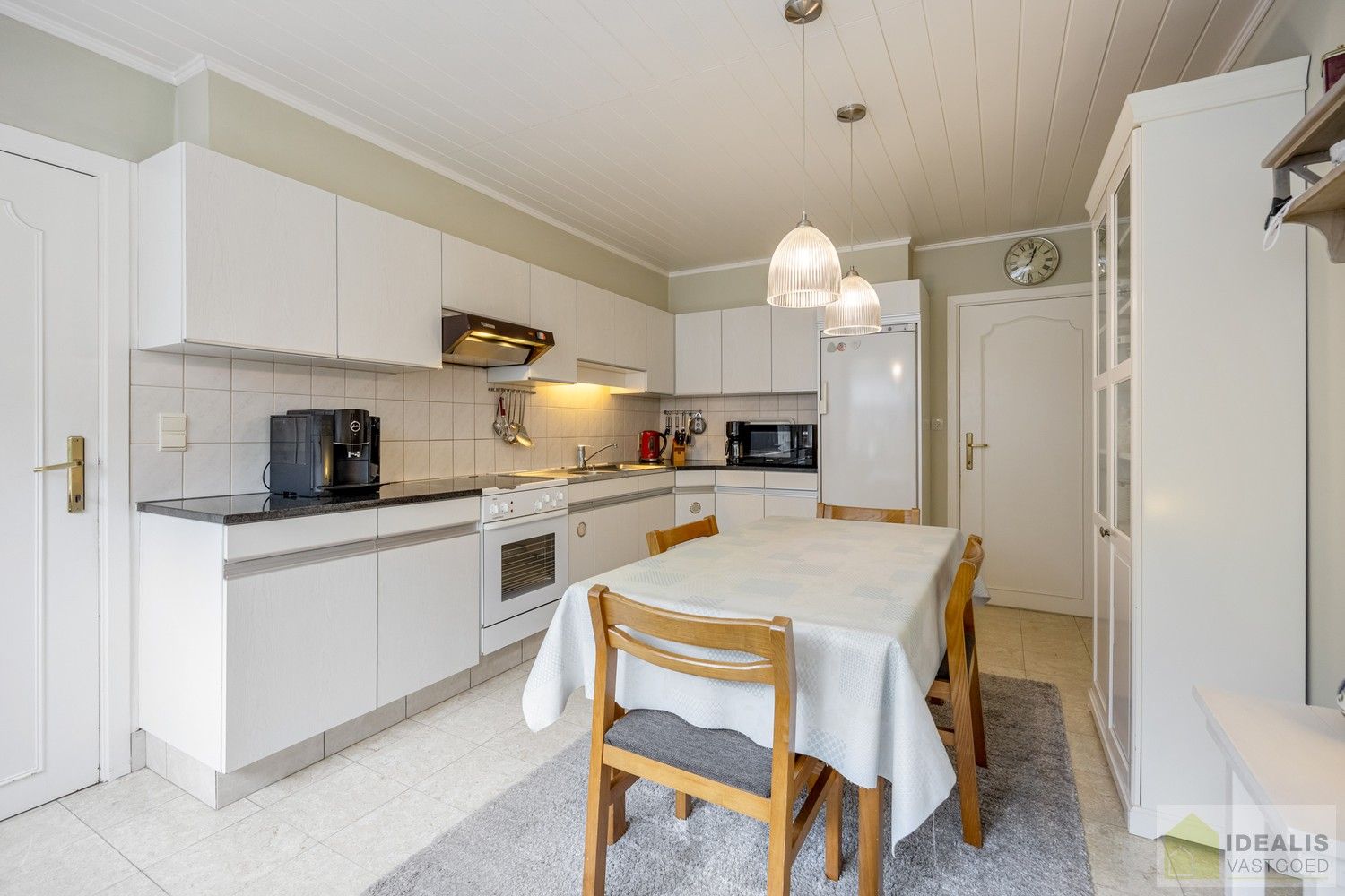 Aangename karakterwoning op fijne locatie te Pelt. Deze woning omvat maar liefst +-124m² netto bewoonbare oppervlakte op een perceel van 7a 36ca met een ruime woonkamer, 3 slaapkamers, badkamer, wasplaats en eventueel af te werken zolder vlakbij de dorpskern van Pelt! Uiterst geschikt voor kandidaten op zoek naar een betaalbare doch instapklare woning. foto 16