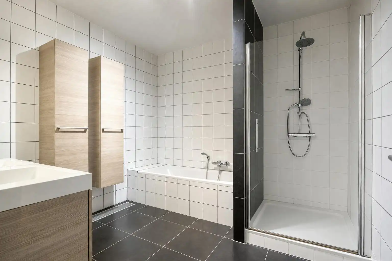 Ruim drie slaapkamer appartement te Hasselt met autostaanplaats foto 13