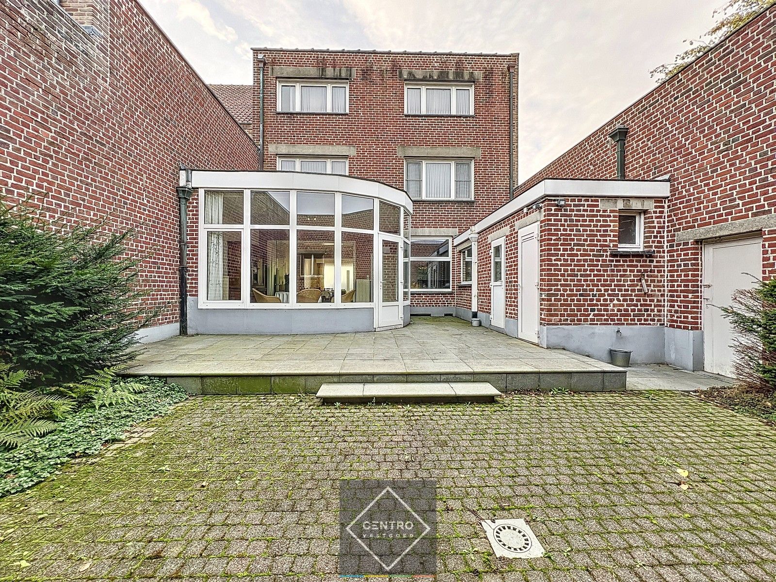 Statige burgerwoning (7 slpks !) met LOODS van 320m² TE KOOP in centrum van Roeselare. foto 3