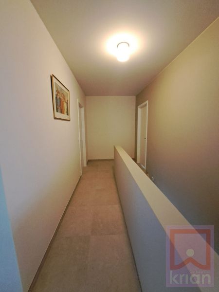 BEMEUBELDE woning met 3 slaapkamers, tuin en carport. foto 24