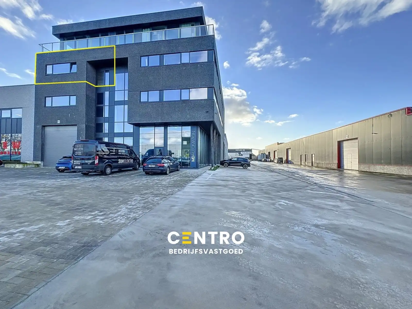 Laatste ENERGIEZUINIGE kantoorruimte (± 210 m²) TE HUUR op zichtlocatie te Vichte. Laadpalen, warmtepompen etc. foto {{pictureIndex}}