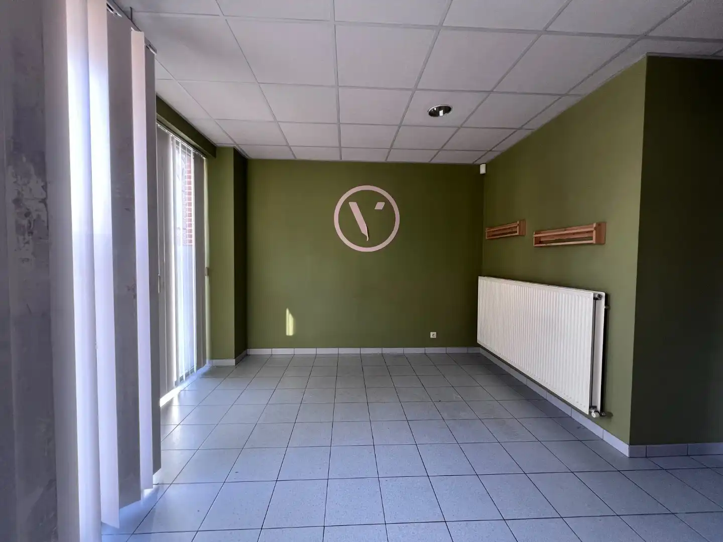 Commercieel handelspand met tal van mogelijkheden in het centrum van Lievegem foto 2