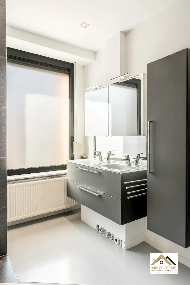 Héél erg ruime gerenoveerde woning met garage nabij centrum Lokeren! foto 27