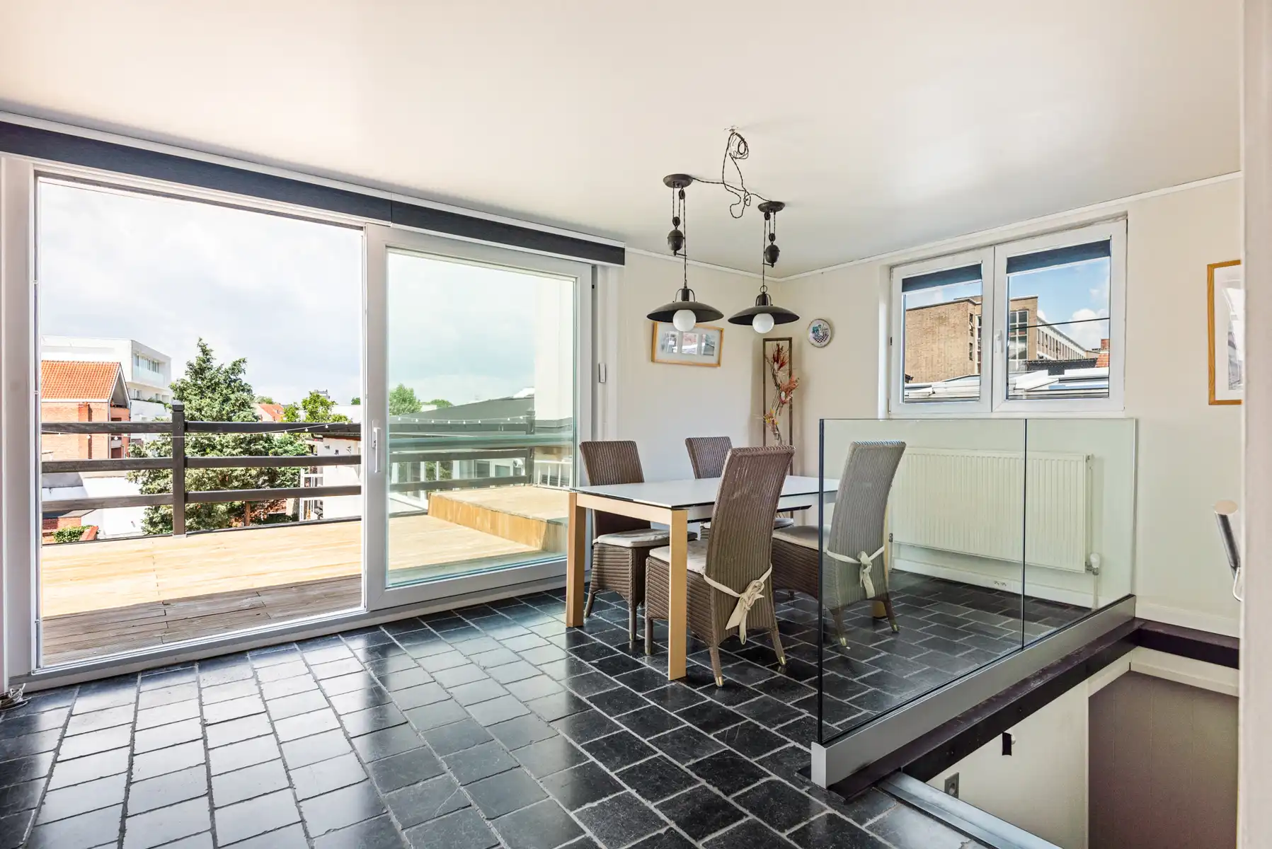 Unieke duplex in Mechelen 3 kamers + badkamer & 40 m² terras foto {{pictureIndex}}