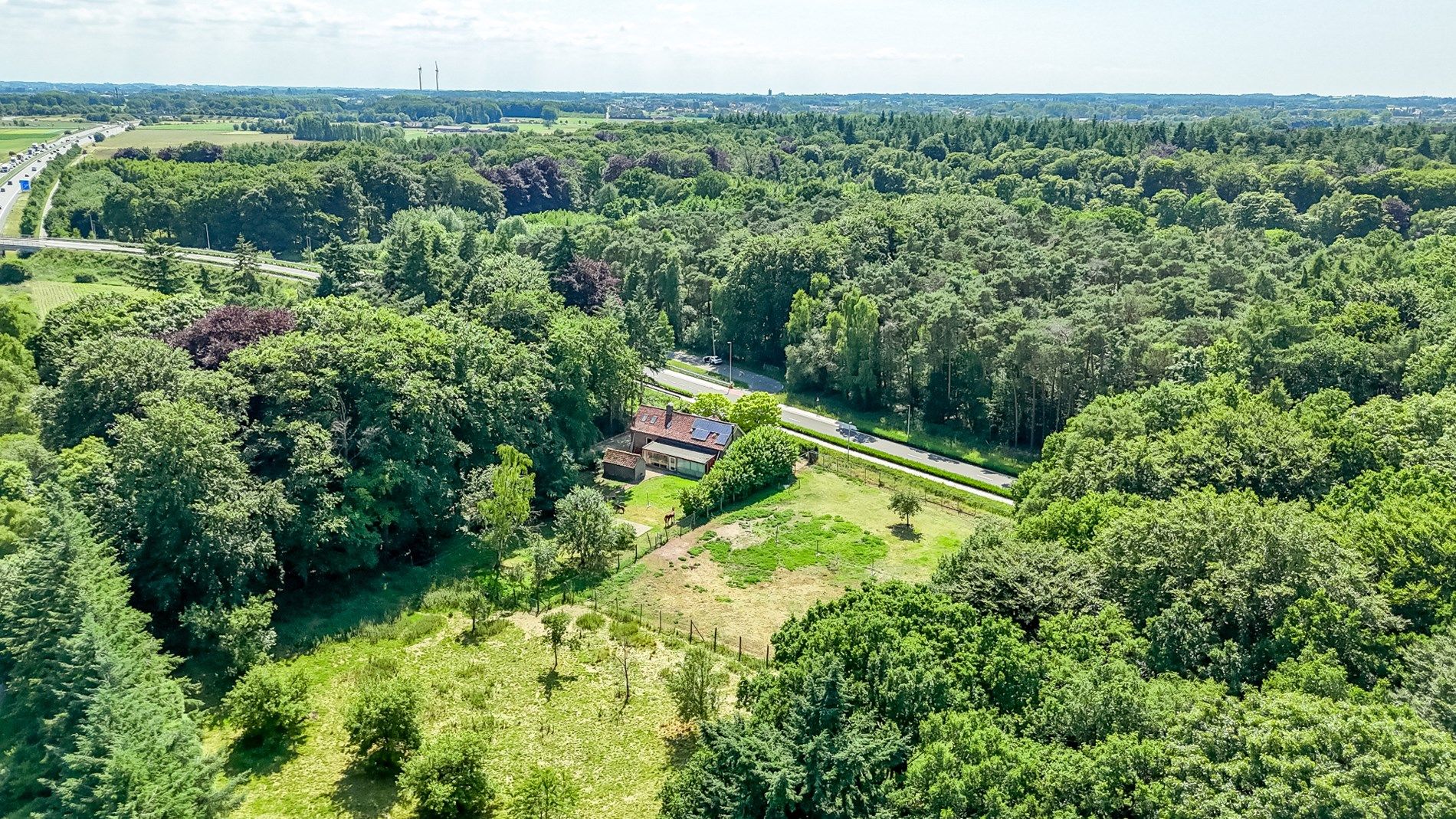 Hoofdfoto van de publicatie: Welkom in deze charmante woning te midden van het groen in het hart van Oostkamp!
