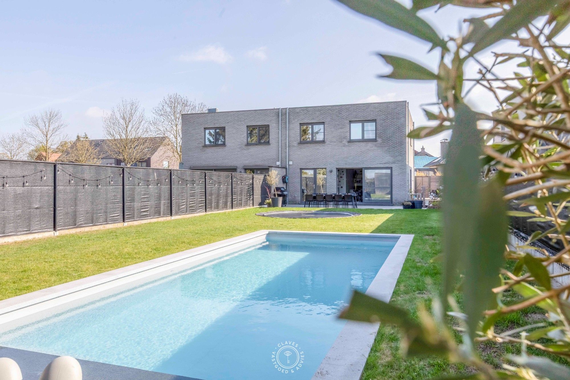 Instapklaar genieten in een moderne woning met tuin en zwembad foto 2