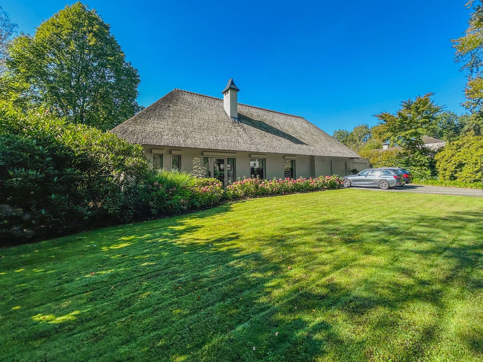 Verrassend ruime, stijlvolle en instapklare villa met prachtige ZW-tuin. foto 2
