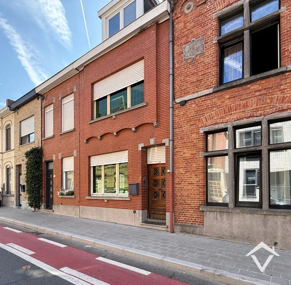 Hoofdfoto van de publicatie: Te renoveren rijwoning met tuin, 3 slaapkamers te centrum Roeselare