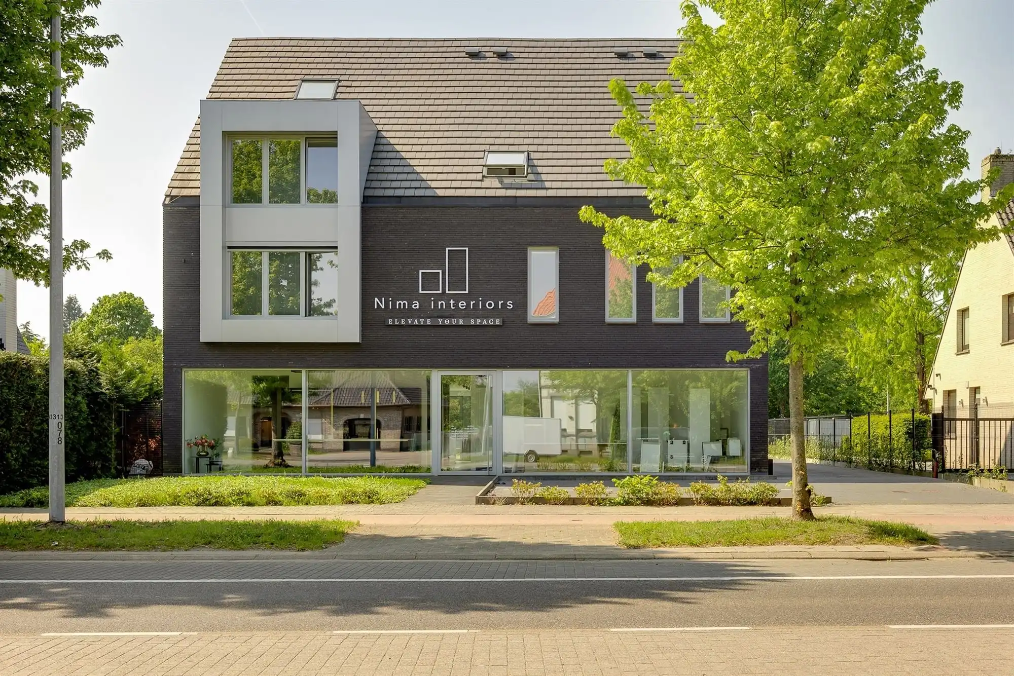Prachtig afgewerkt gebouw - showroom + villa foto 3