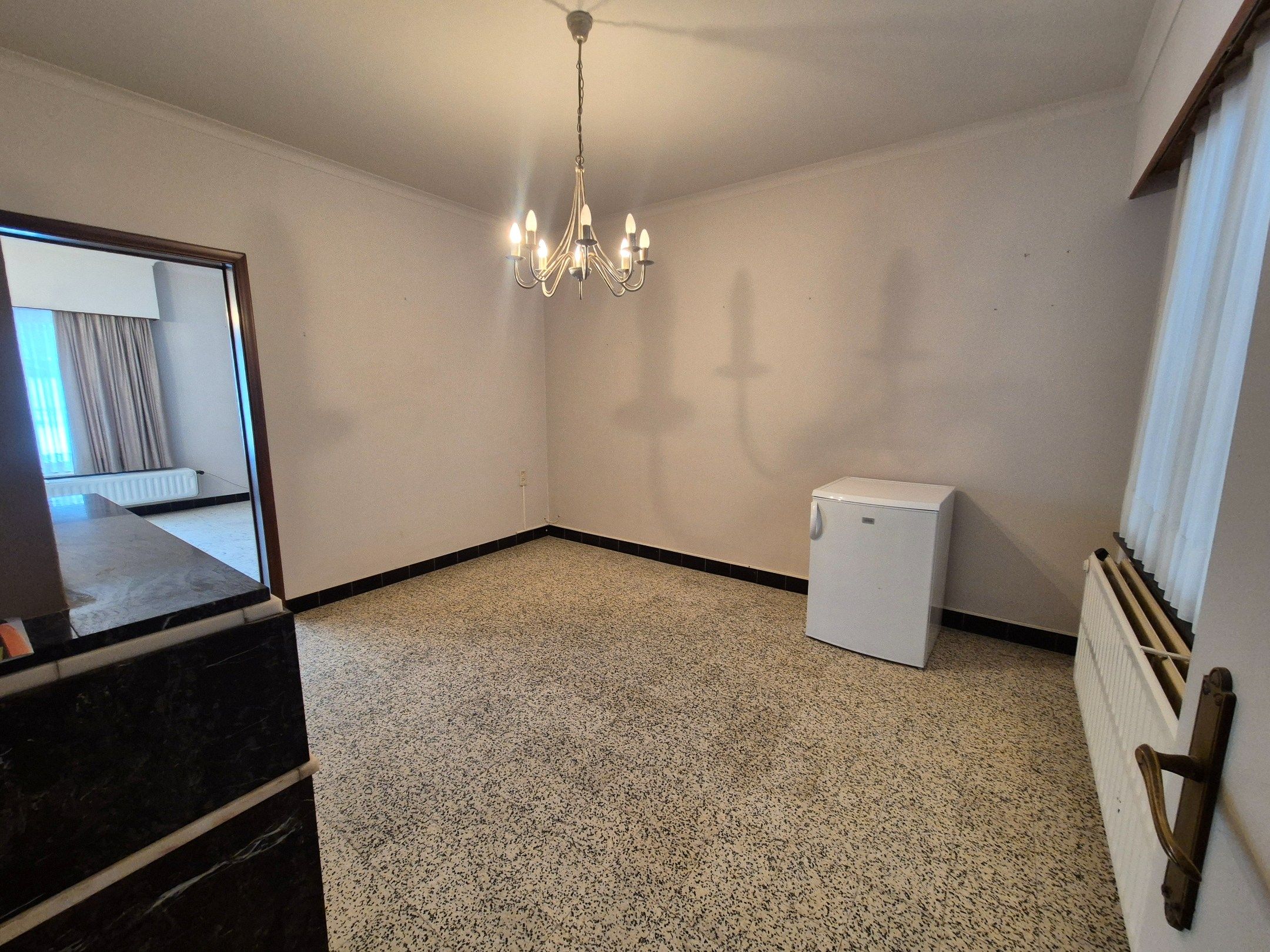 Halfopen gezinswoning met 4 slpkmrs op ruim perceel foto 13