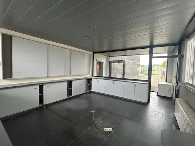 MULTI FUNCTIONEEL BEDRIJFSPAND MET KANTOREN EN APPARTEMENT foto 13